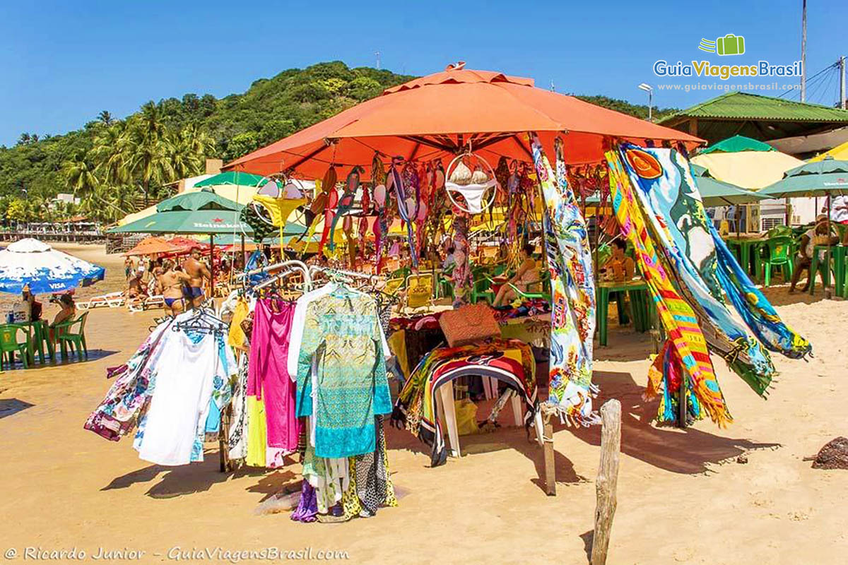 Imagem de barraquinha de vendedores de roupas para praia.