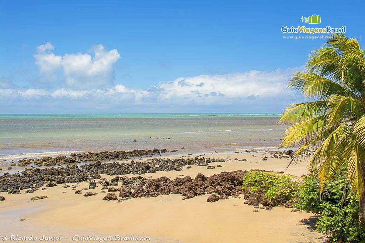 Imagem das rochas nas areias da Praia de Pirangi.