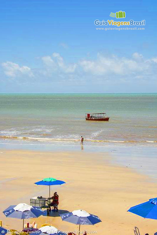 Imagem de um barco nas águas do mar.