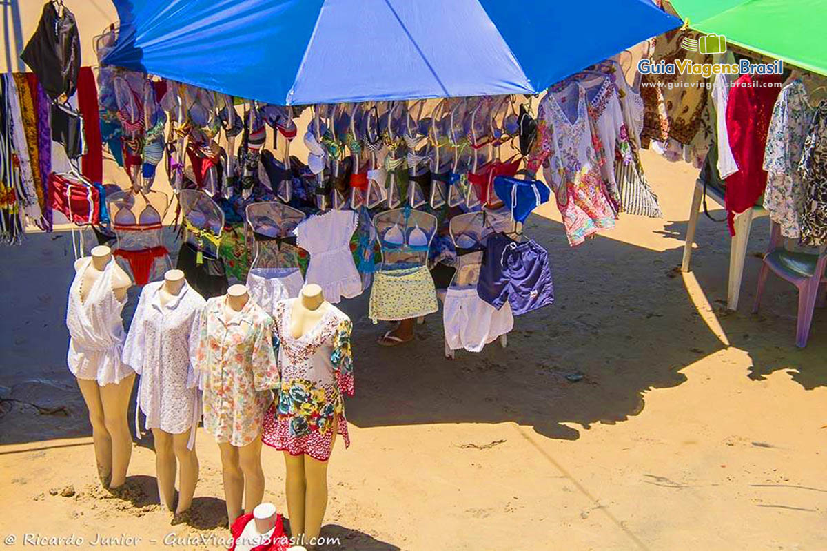 Imagem de roupas que os ambulantes vendem na praia.