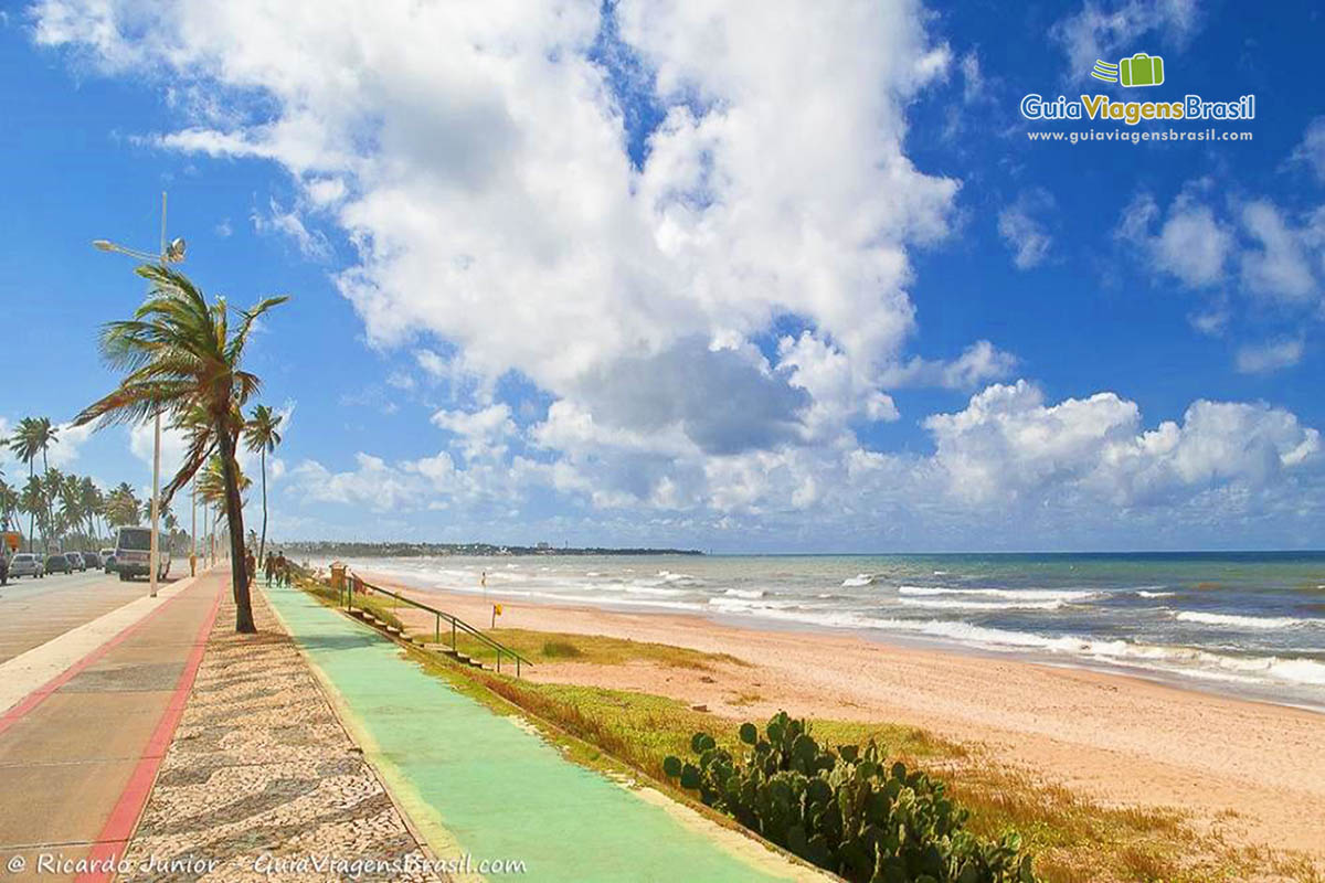 Imagem da orla da Praia de Pituaçu, em Salvador.