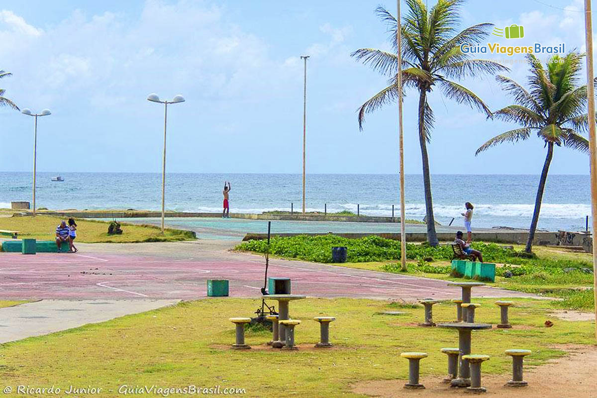Imagem da praça da Praia de Pituba, em Salvador.