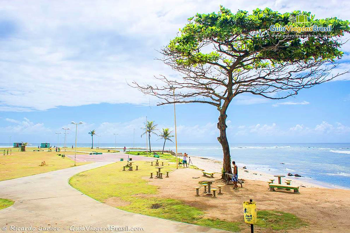 Imagem de uma bela tarde na Praia de Pituba, em Salvador
