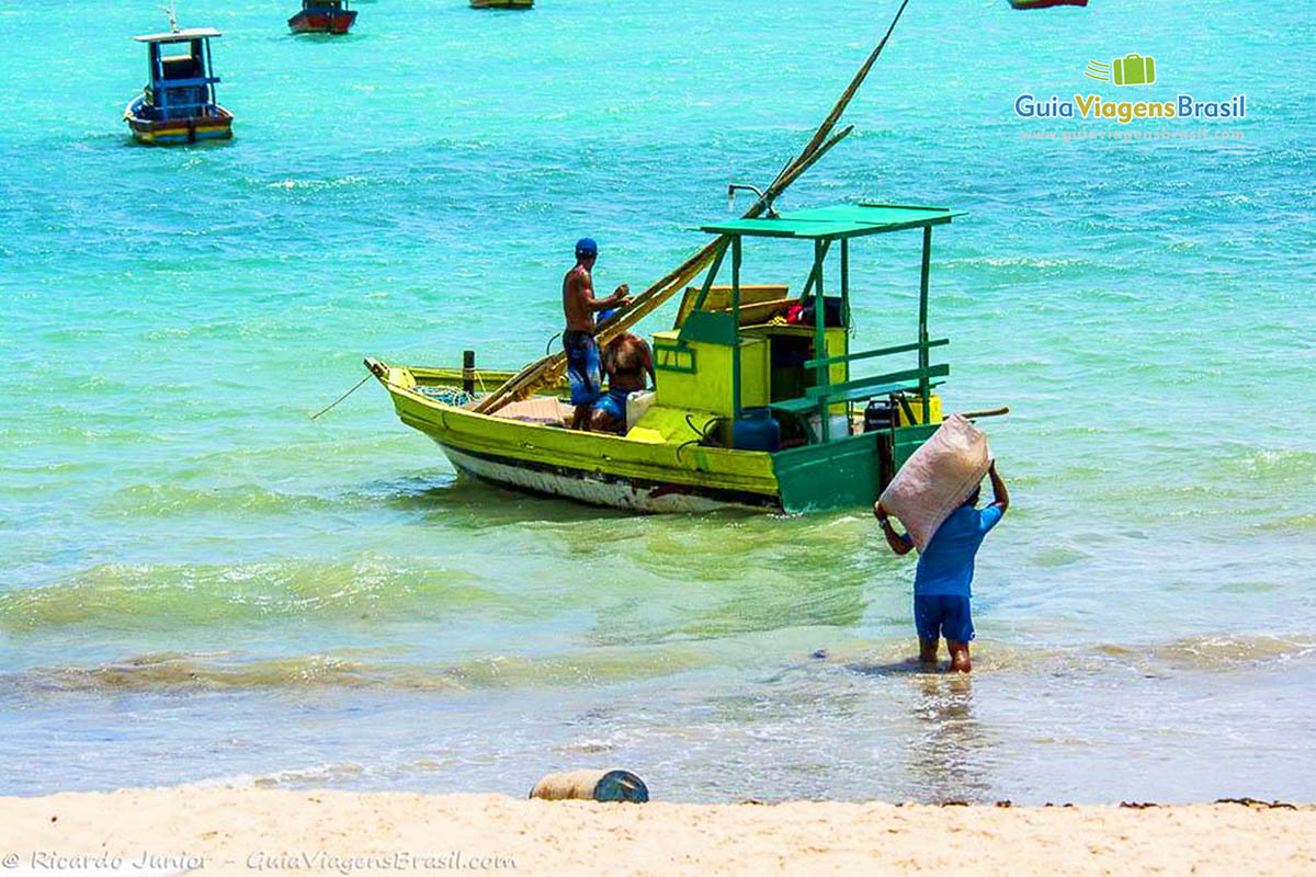 Imagem de barco saindo para mar da Praia de Ponta Verde, Maceió, Alagoas.