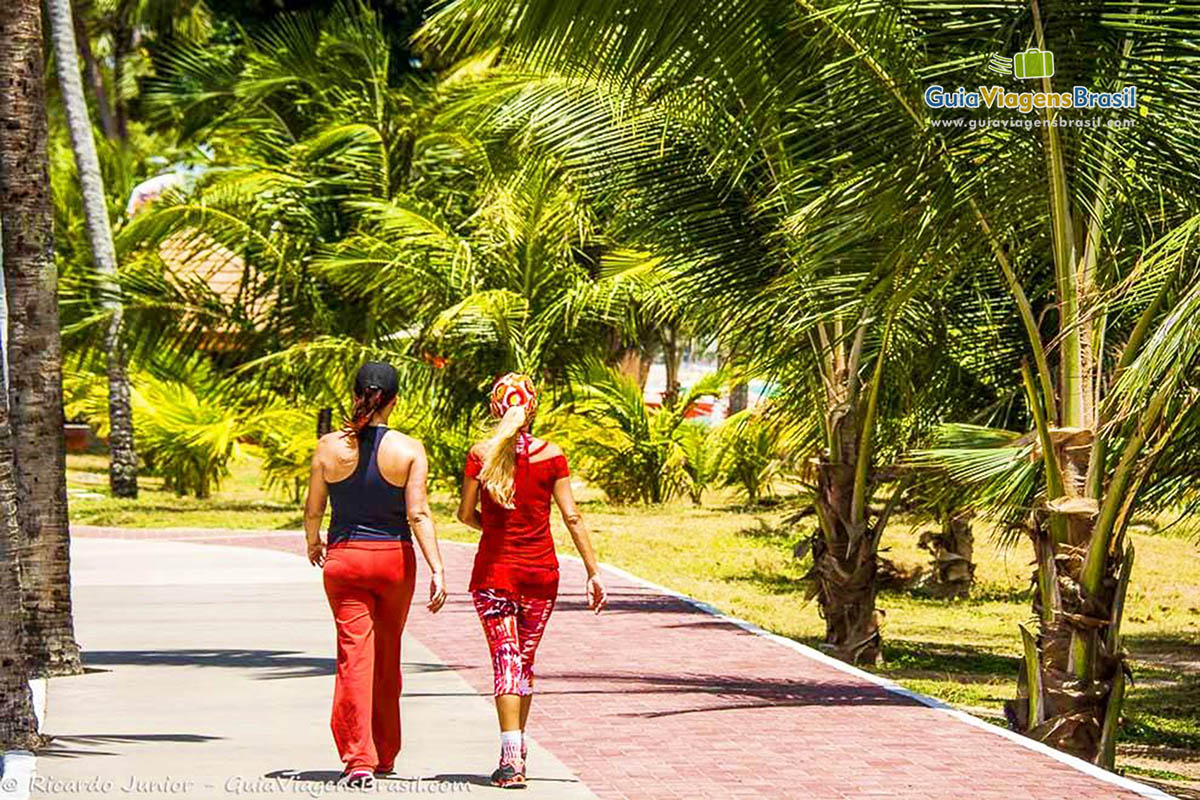 Imagem duas amigasl correndo na orla da Praia de Ponta Verde, Maceió, Alagoas.