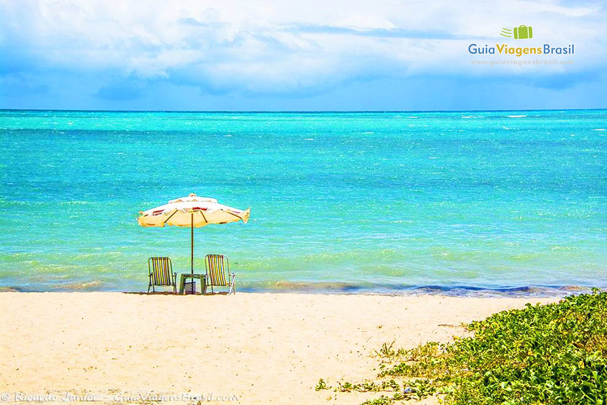 Imagem das águas claras da bela Praia de Ponta Verde, em Maceió, Alagoas, Brasil.