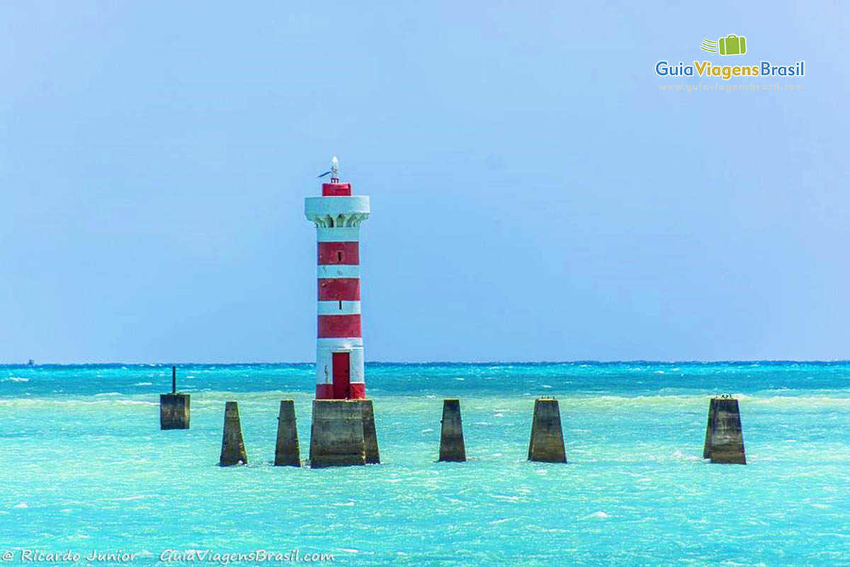 Imagem do farol da Praia de Ponta Verde em Maceió, Alagoas, Brasil.