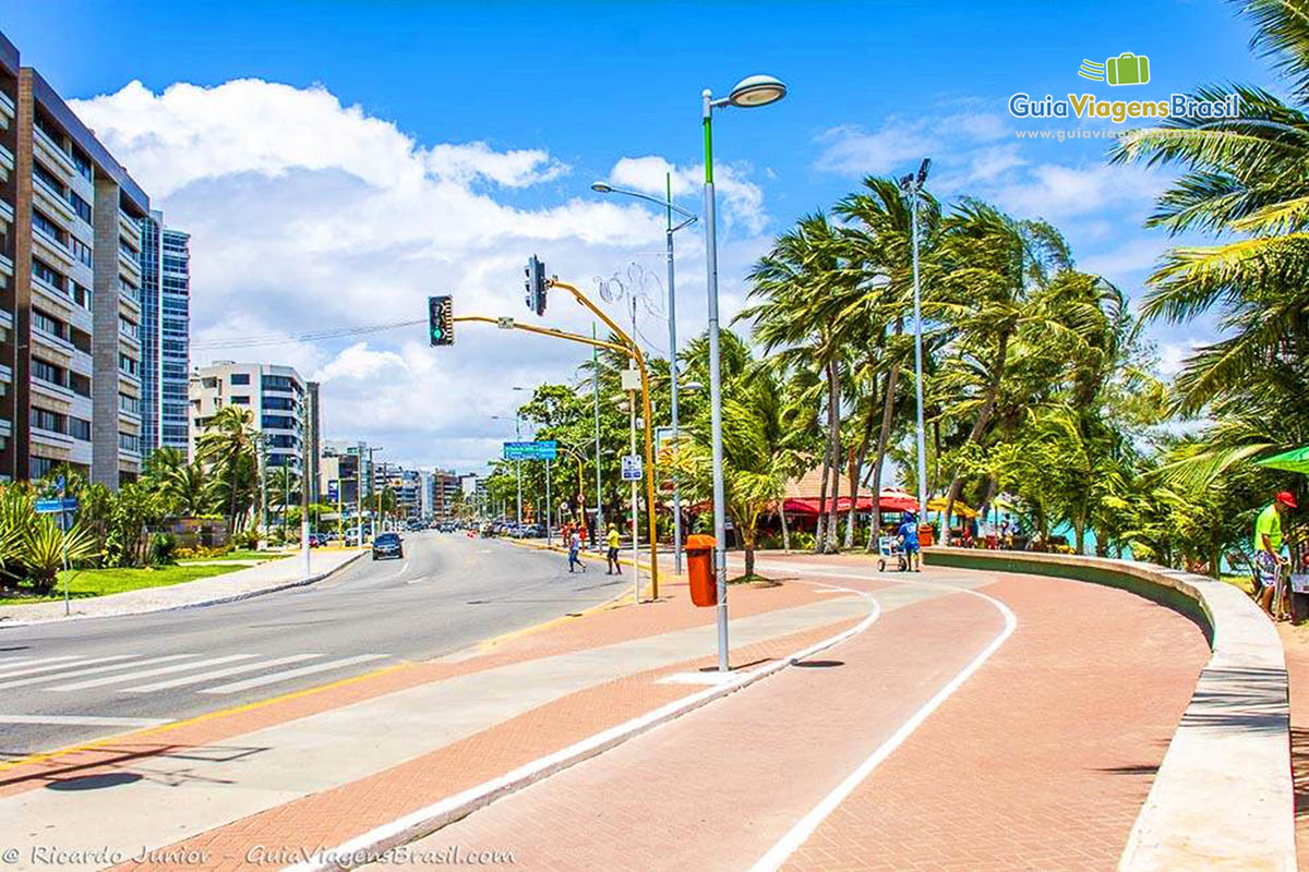 Imagem de prédio, rua e a orla da Praia de Ponta Verde em Maceió, Alagoas, Brasil.