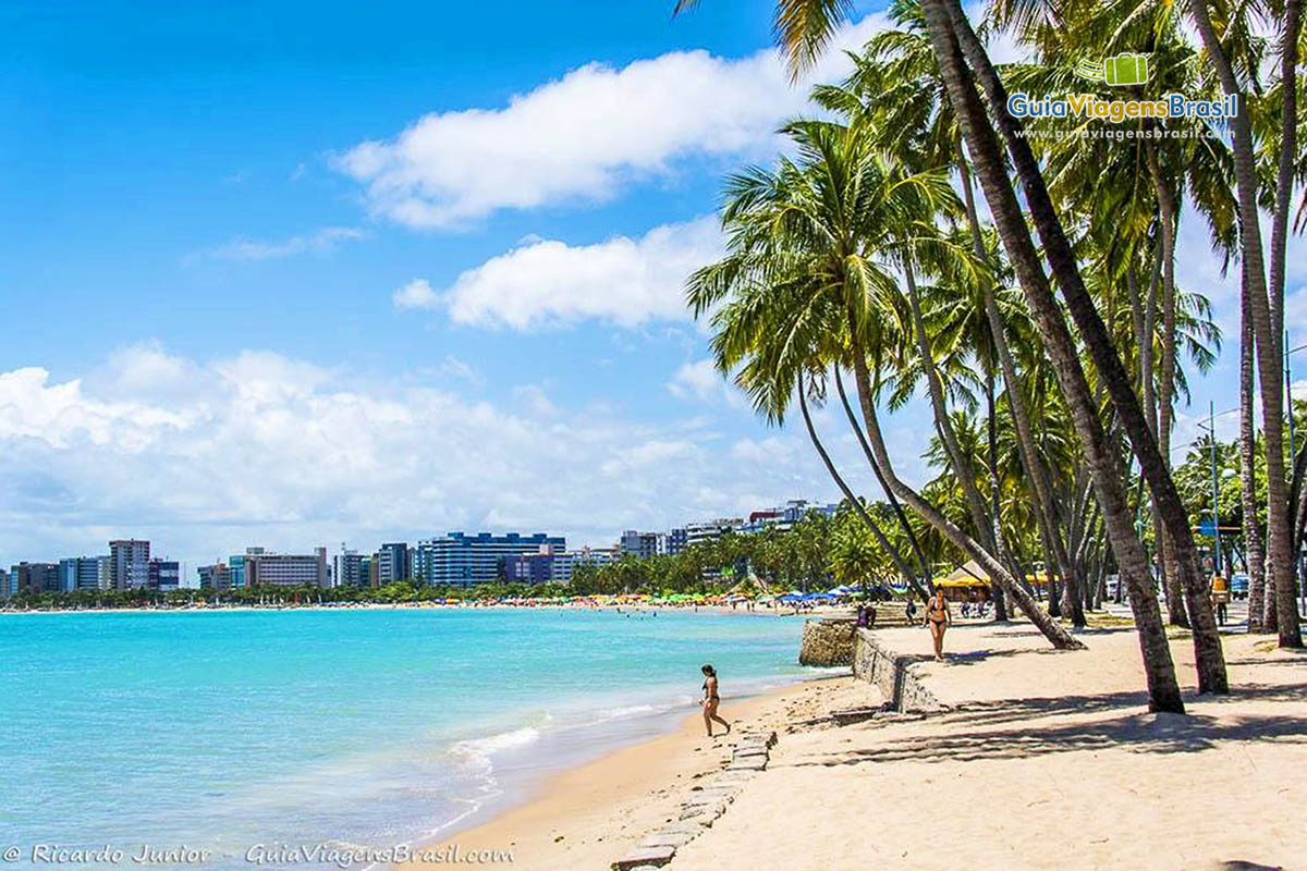 Imagem da Praia de Ponta Verde, ideal para aproveitar com a família, em Maceió, Alagoas, Brasil.