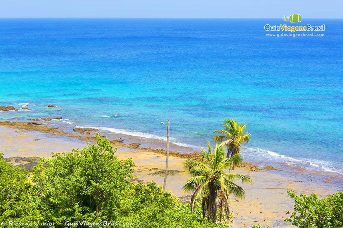 Imagem do alto da Praia da Quixabinha, em Fernando de Noronha, Pernambuco, Brasil.