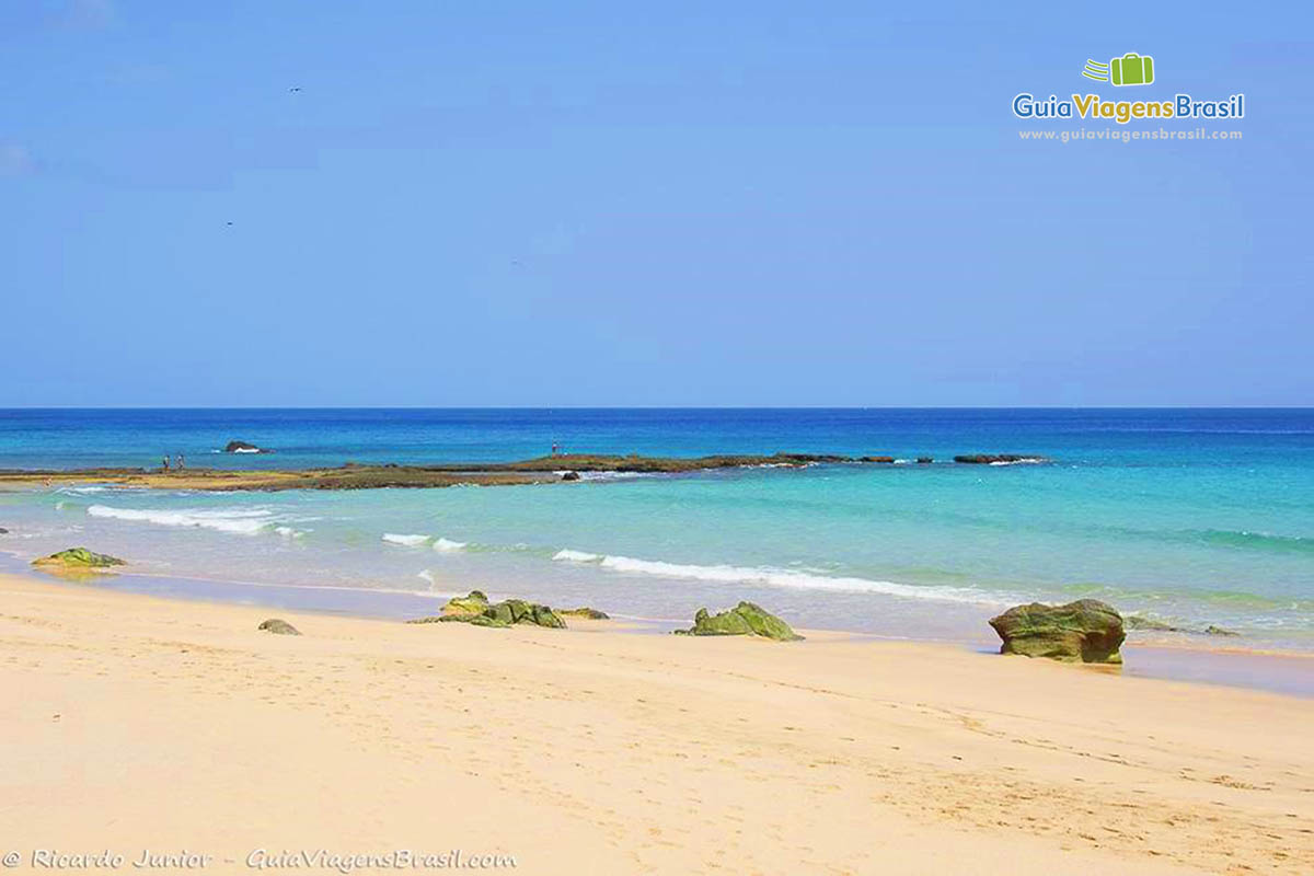 Imagem da Praia da Quixabinha, em Fernando de Noronha, Pernambuco, Brasil.