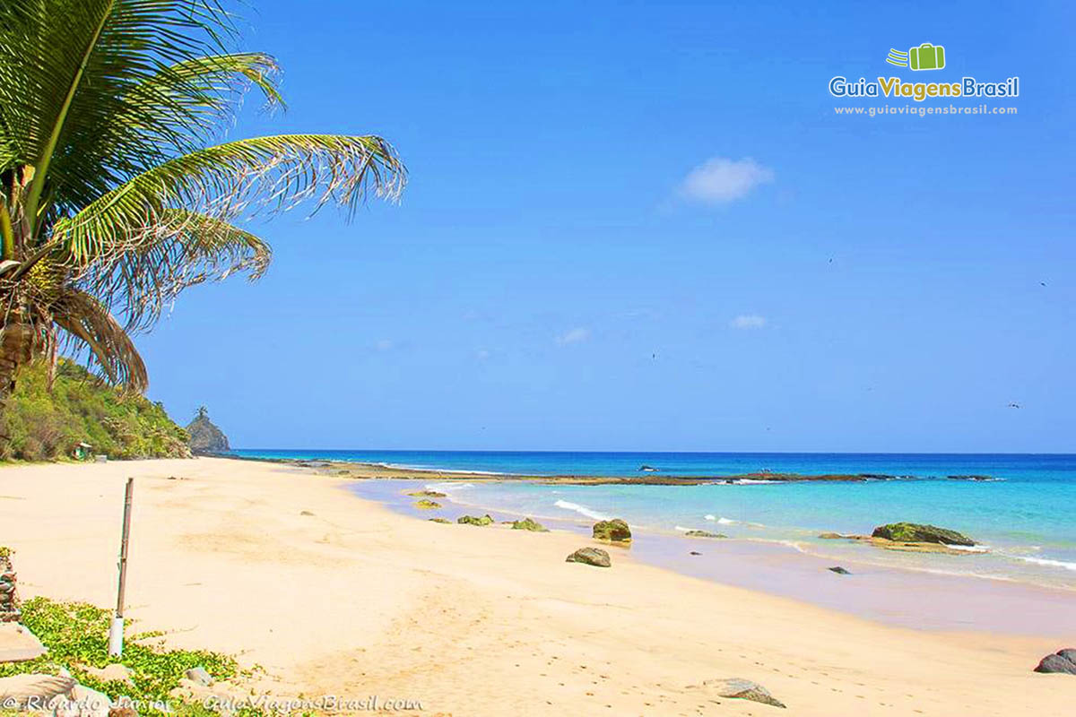 Imagem da Praia de Quixabinha, um encanto de lugar, em Fernando de Noronha, Pernambuco, Brasil.