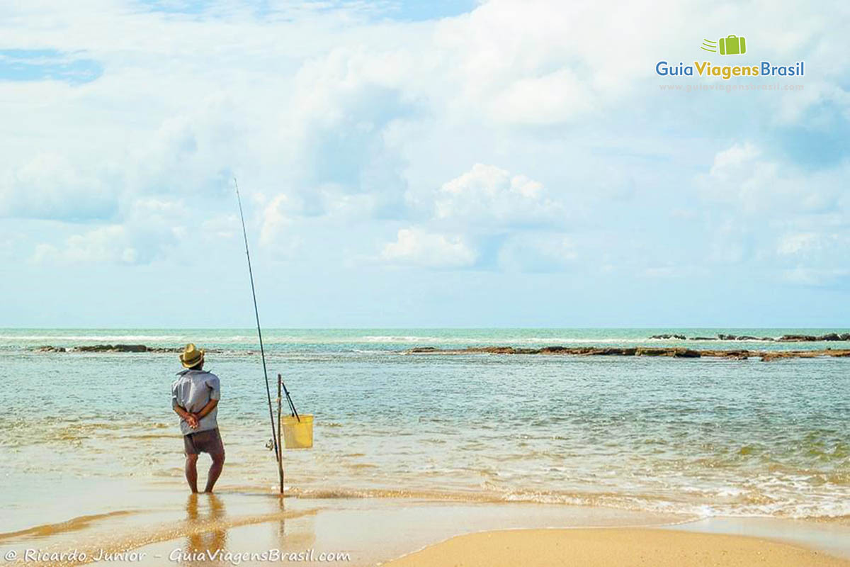 Imagem de pescador na Praia de Santo André.