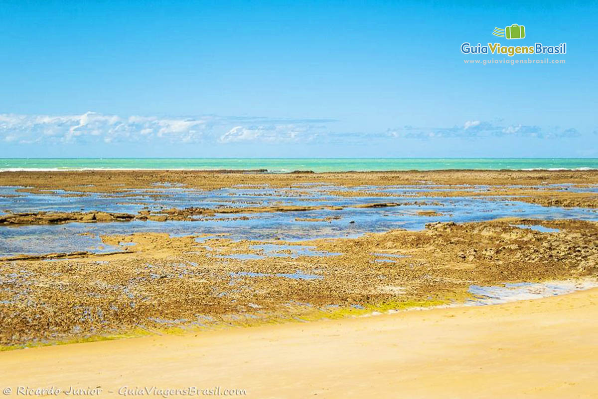 Imagem dos arrecifes na Praia de Setiquara.