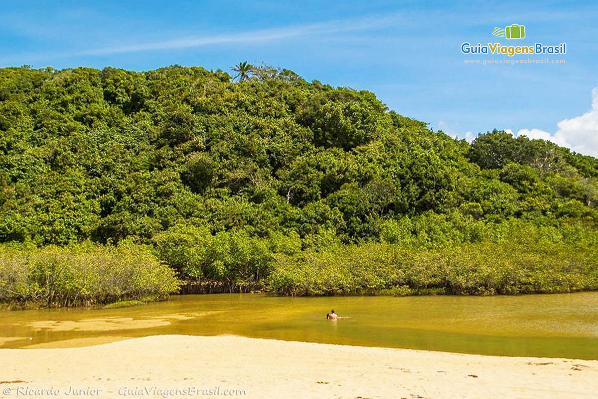 Imagem da piscina natural da Praia de Taípe.