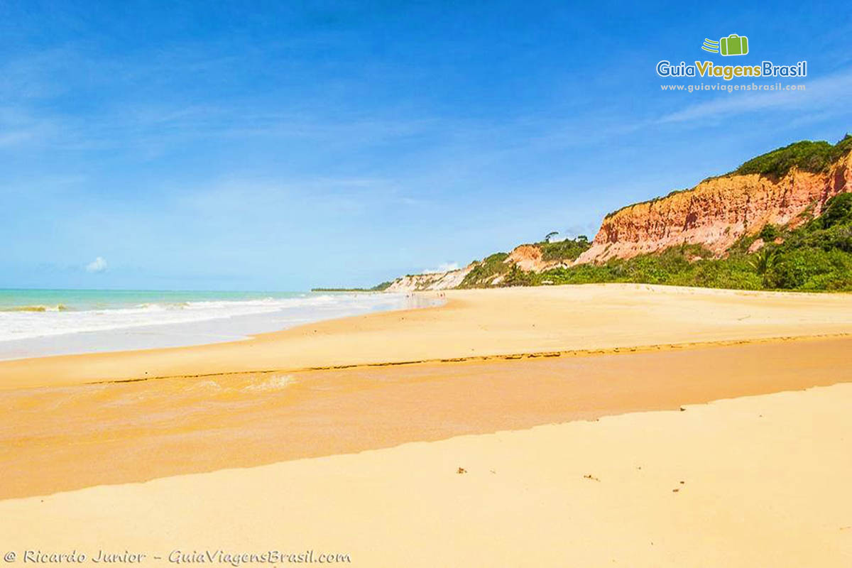 Imagem da praia de e da piscina natural.