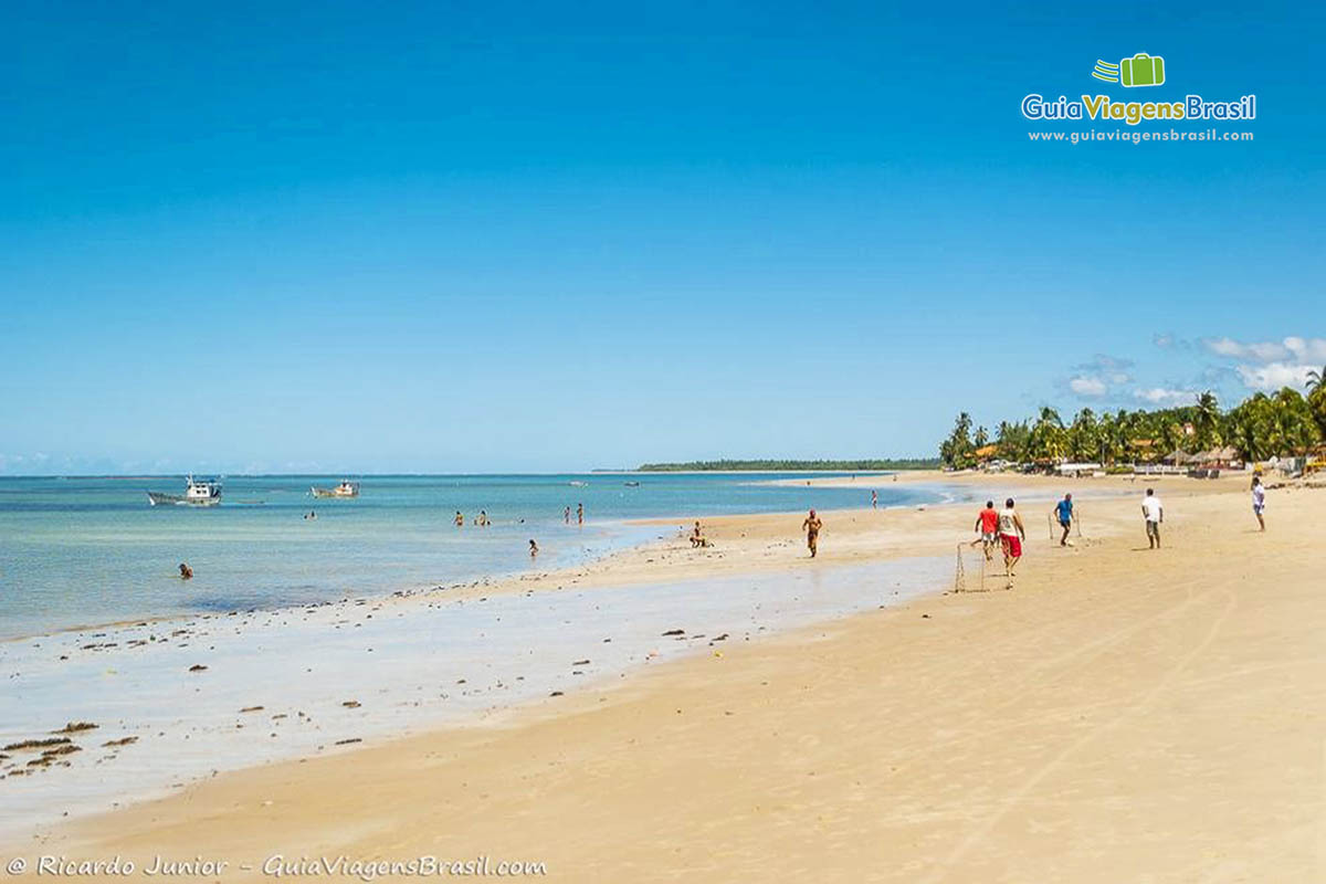 Imagem de pessoas curtindo as belezas da Praia Central de Tamandaré.