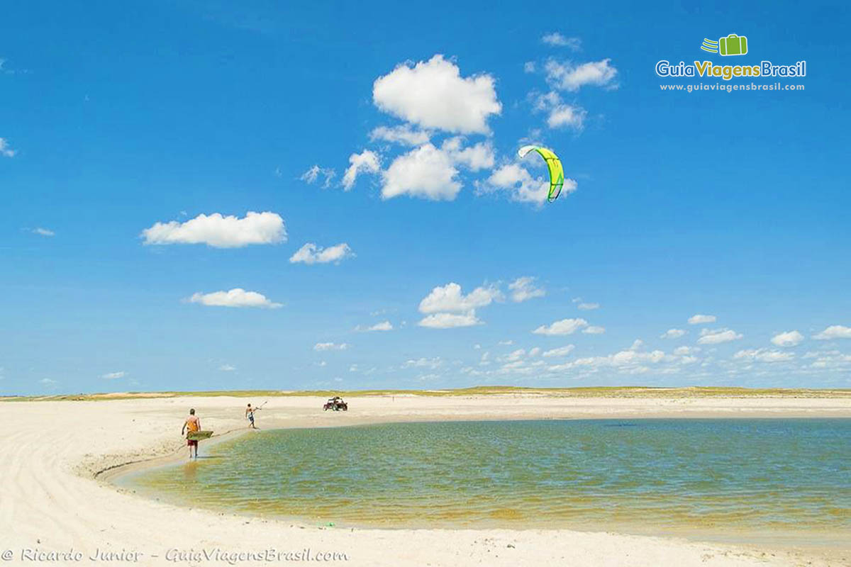 Imagem de turistas andando na Praia Deserta.