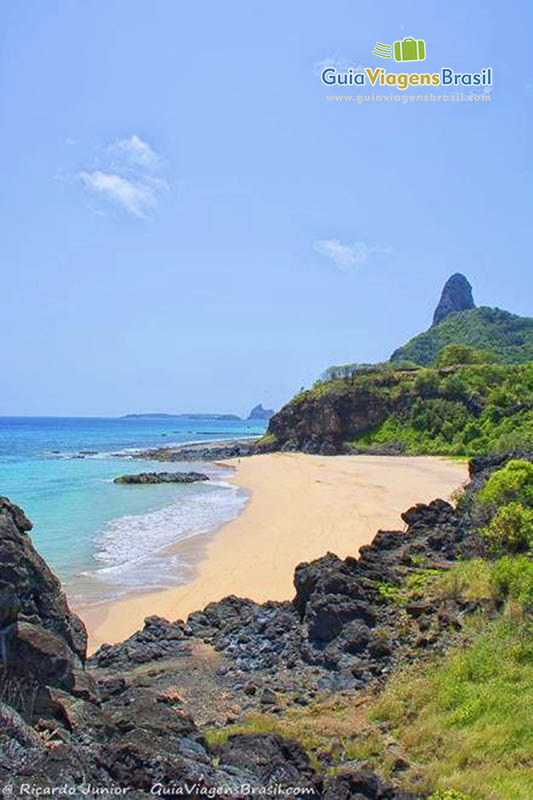 Imagem de toda extensão da Praia do Americano, embora seja pequena vale a pena conhecer, em Fernando de Noronha, Pernambuco, Brasil.