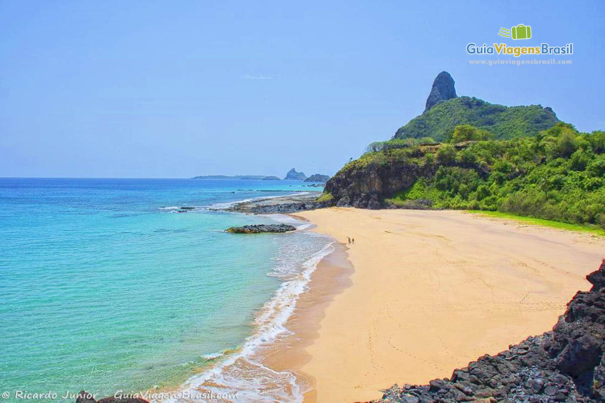 Imagem de dois turista na Praia do Americano, deserta porém ótima para entrar em contato com natureza, em Fernando de Noronha, Pernambuco, Brasil.