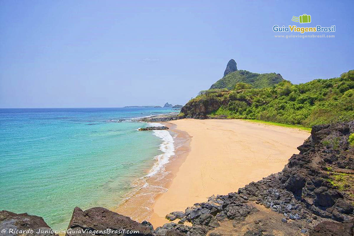 Imagem da pequena Praia do Americano, em Fernando de Noronha, Pernambuco, Brasil.