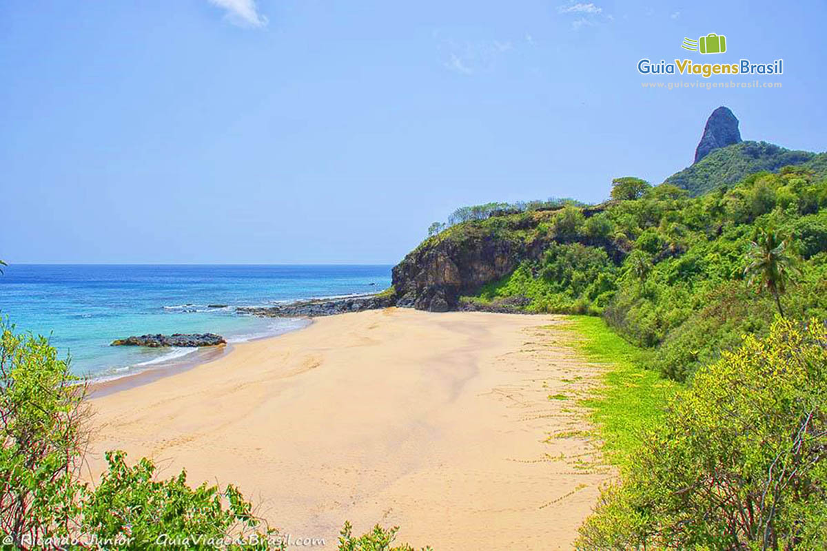 Imagem da Praia do Americano, vista da trilha, em Fernando de Noronha, Pernambuco, Brasil.