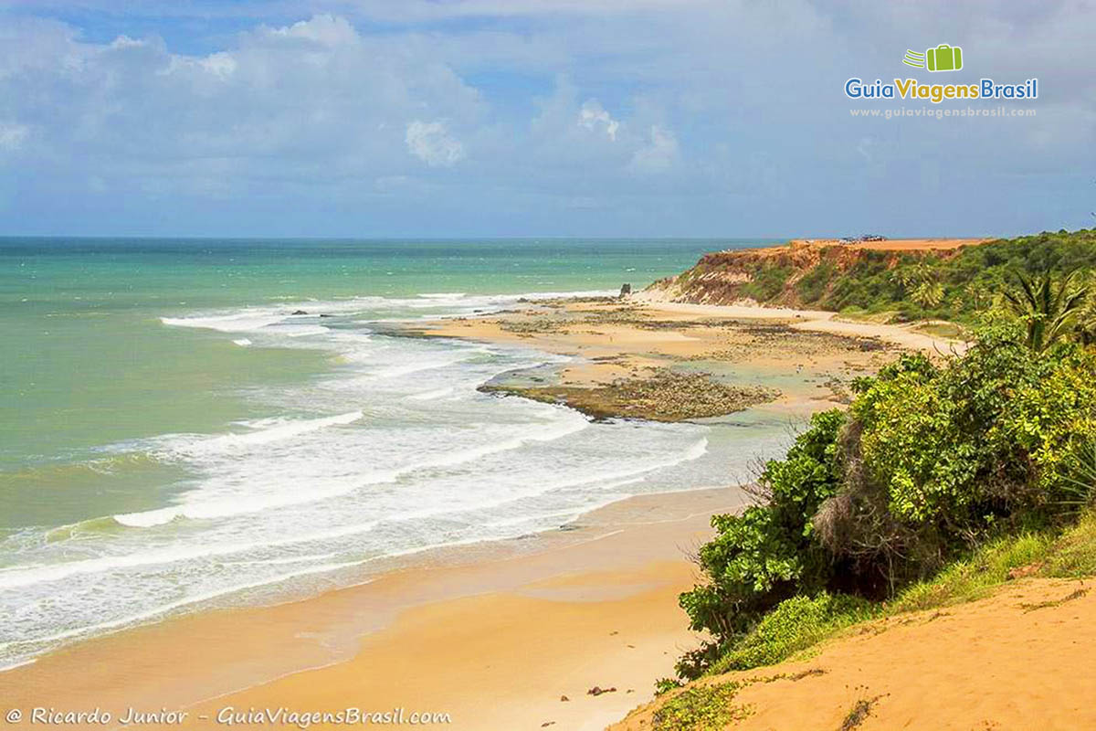 Imagem do alto da Praia do Amor, em Natal.