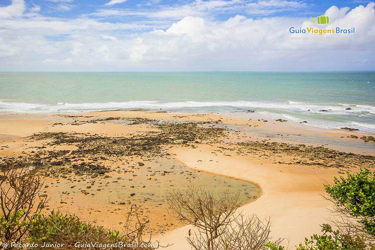 Imagem da natureza em plena harmonia, paisagem inesquecível da Praia do Amor.