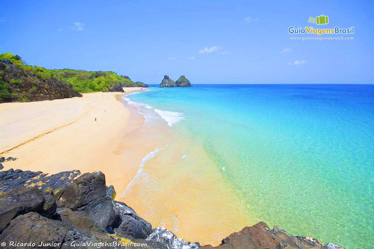 Imagem do alto da Praia do Bode,   mar maravilhoso, em Fernando de Noronha, Pernambuco, Brasil.