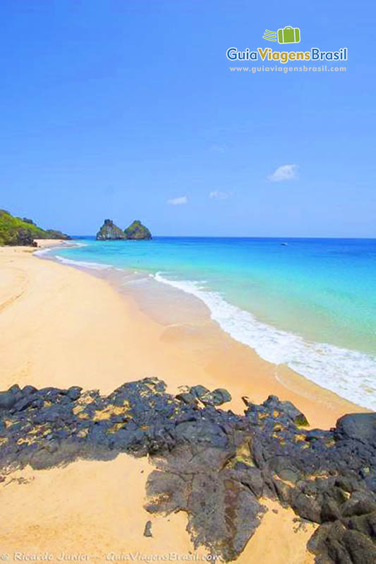 Imagem das pedras que tem na Praia do Bode, em Fernando de Noronha, Pernambuco, Brasil.