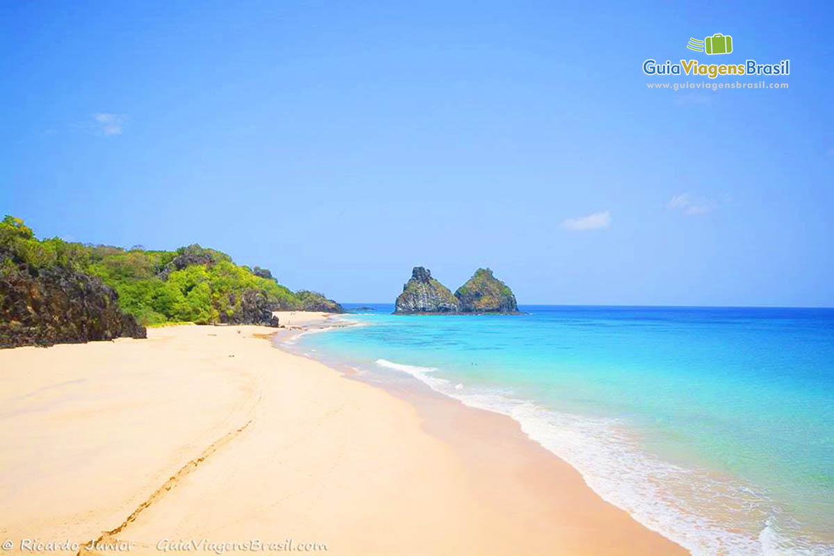 Imagem da Praia Paradisíaca do Bode, em Fernando de Noronha, Pernambuco, Brasil.