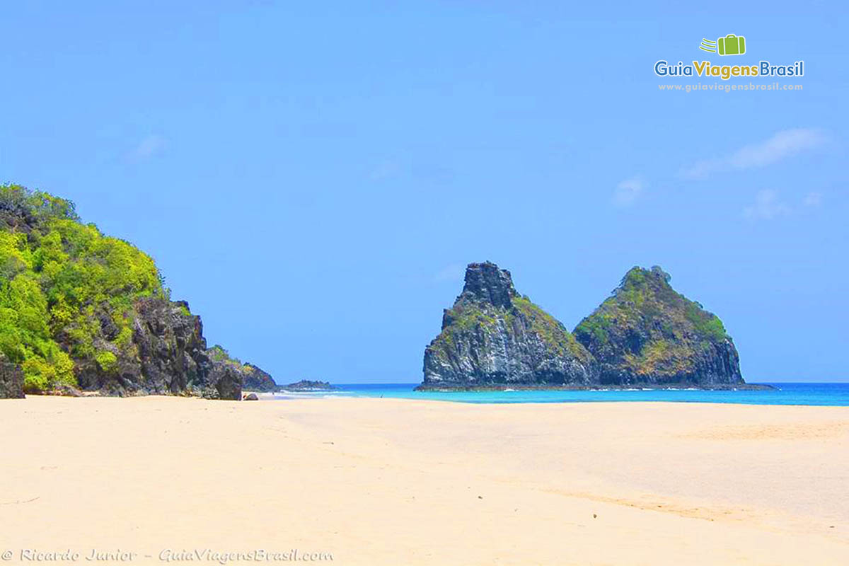 Imagem da bela Praia do Bode, não tem como não visitar esta praia, em Fernando de Noronha, Pernambuco, Brasil.