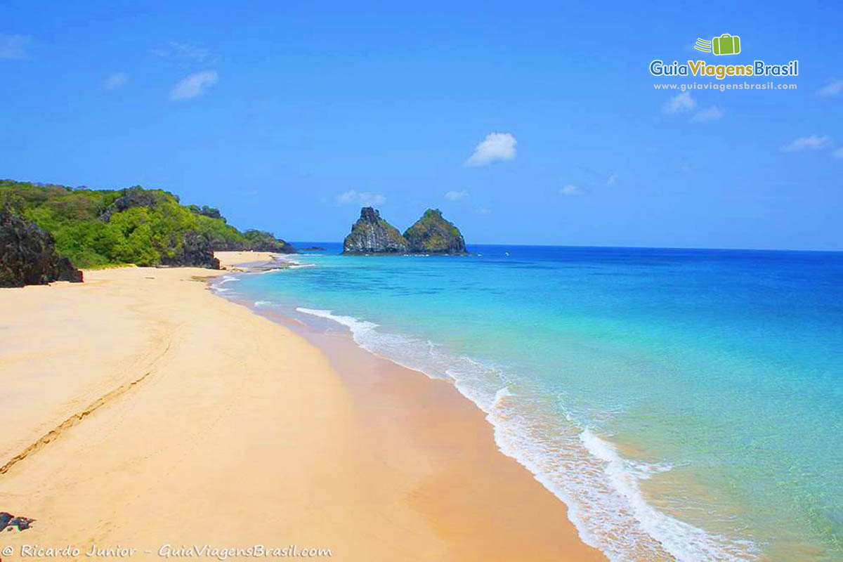 Imagem do mar na cor azul Turmalina, em Fernando de Noronha, Pernambuco, Brasil.