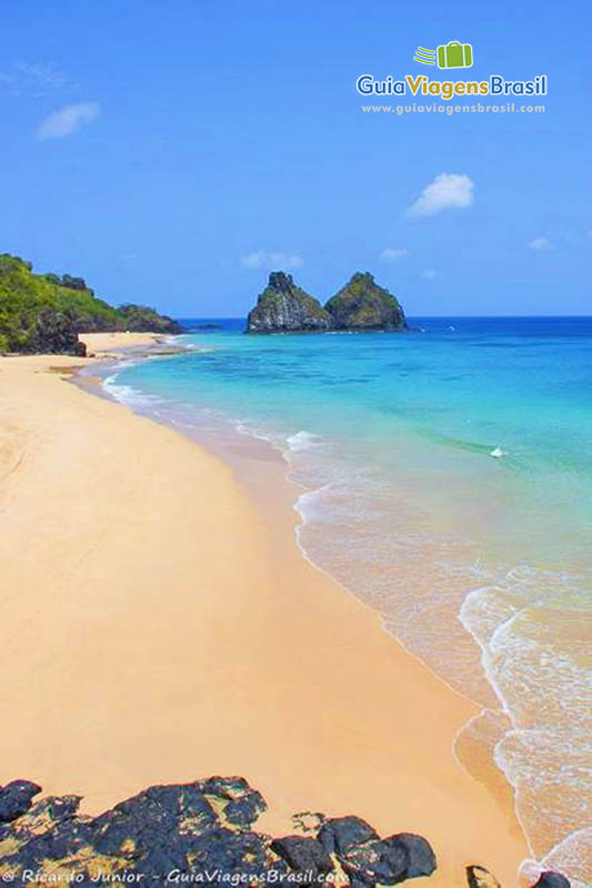 Imagem de toda extensão da Praia do Bode, em Fernando de Noronha, Pernambuco, Brasil. 