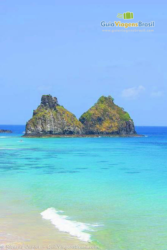 Imagem da Praia do Bode, um lugar ideal para passar as férias, em Fernando de Noronha, Pernambuco, Brasil.