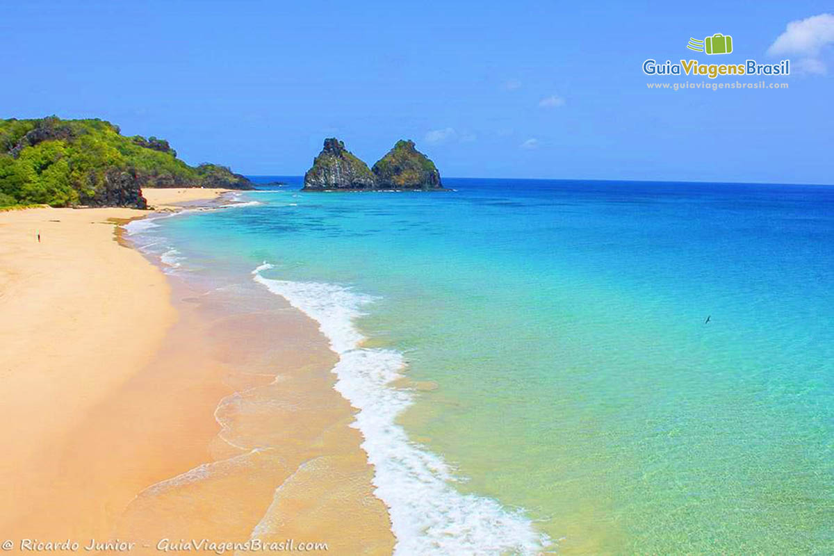 Imagem das águas translúcidas da Praia do Bode, em Fernando de Noronha, Pernambuco, Brasil.