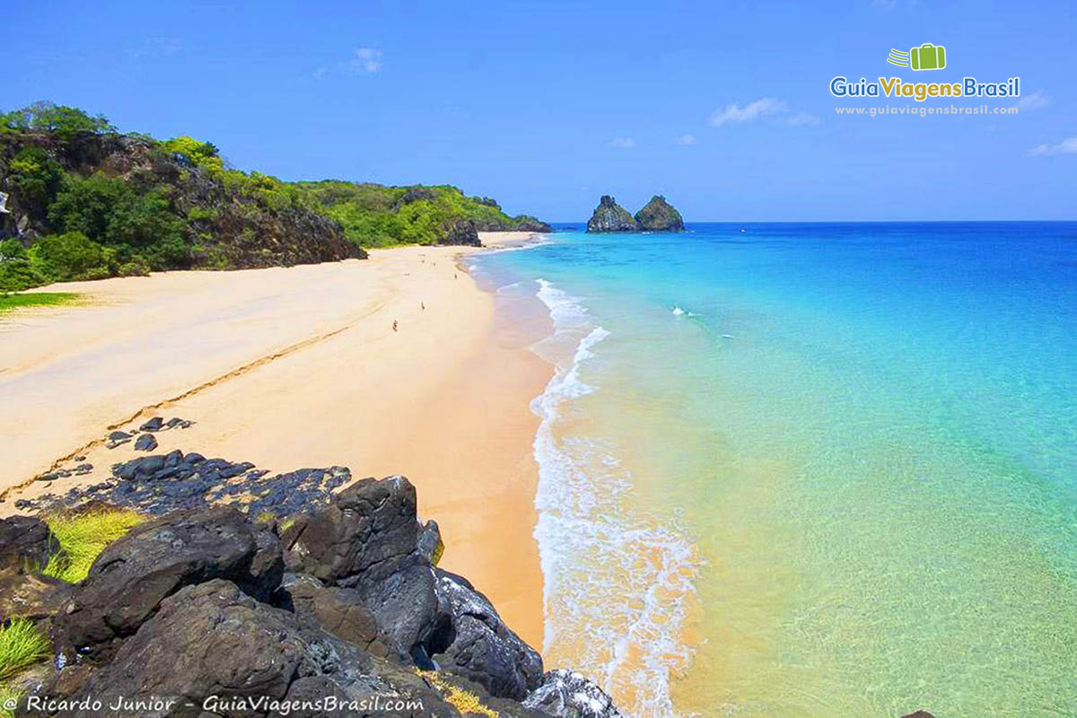 Imagem das águas transparentes da Praia do Bode, em Fernando de Noronha, Pernambuco, Brasil.