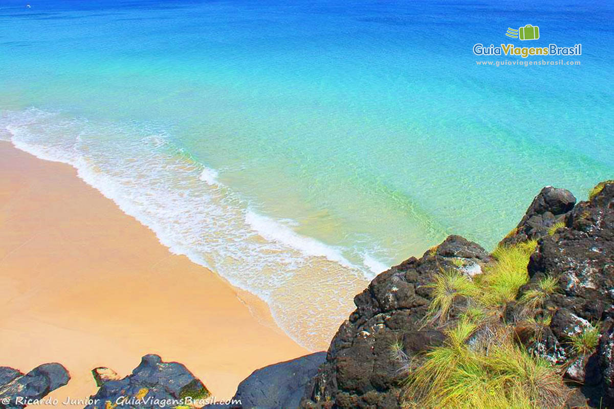 Imagem do alto da Praia do Bode, em Fernando de Noronha, Pernambuco, Brasil.