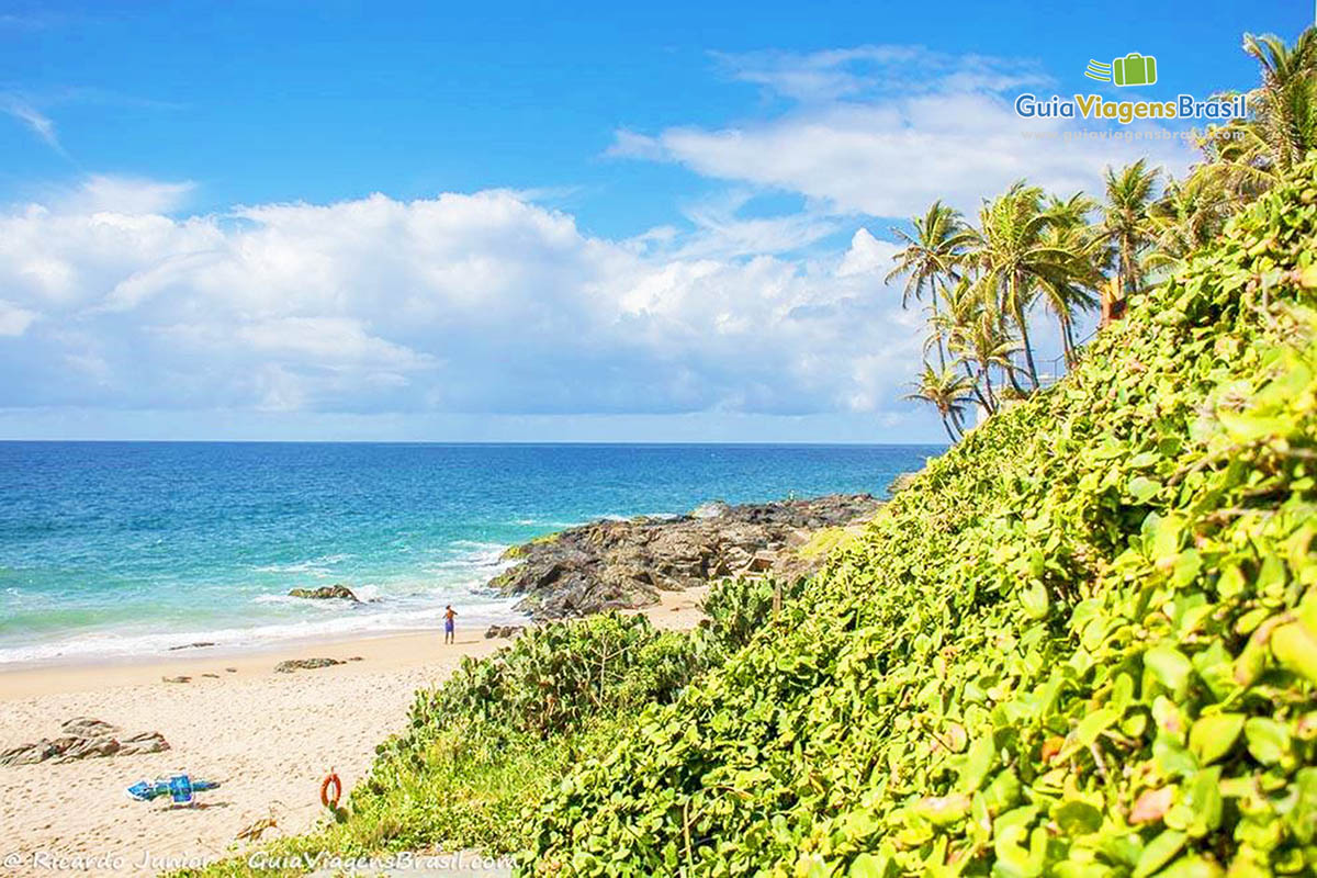 Imagem da bela Praia do Buracão, em Salvador.