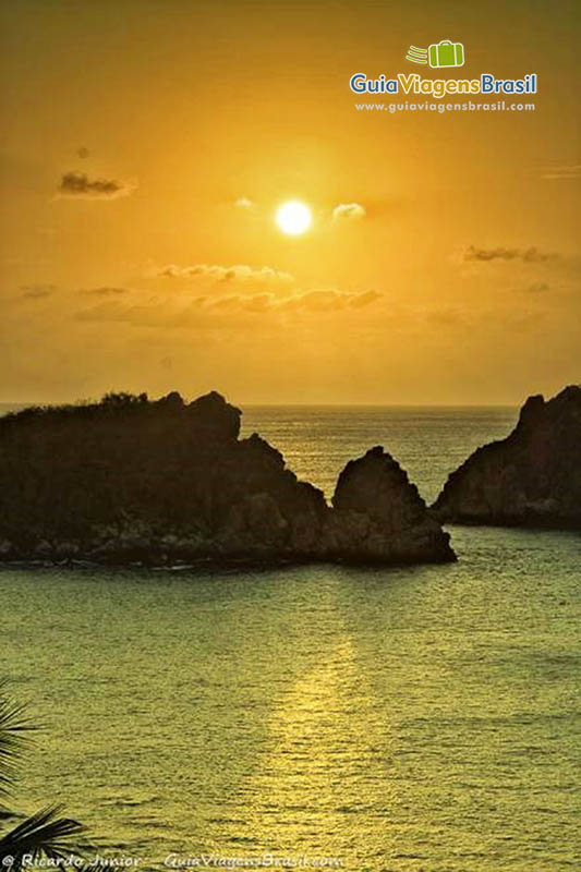 Imagem de pôr do sol maravilhoso, sol alaranjado, na Praia do Cachorro, em Fernando de Noronha, Pernambuco, Brasil.