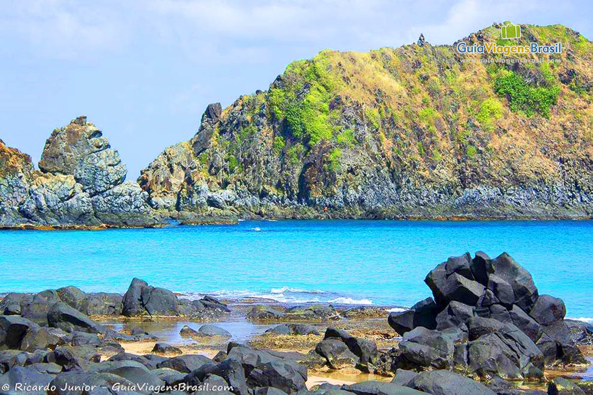 Imagem das águas azul safira, precioso é esse mar, na Praia do Cachorro, em Fernando de Noronha, Pernambuco, Brasil.