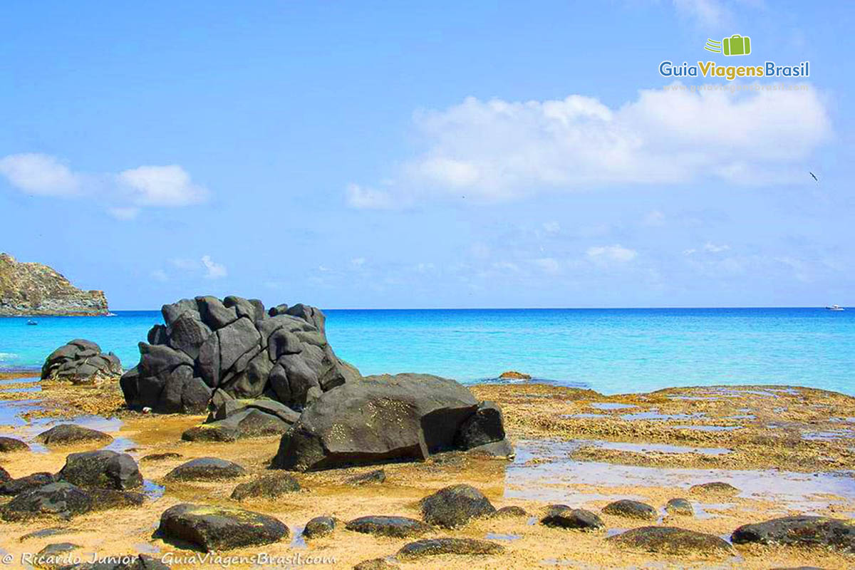 Imagem das rochas e da cor maravilhosa do mar da Praia do Cachorro, em Fernando de Noronha, Pernambuco, Brasil.