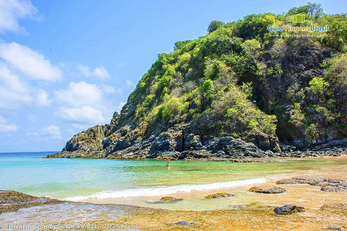 Imagem da Praia do Cachorro, com suas pedras que dão um charme total, em Fernando de Noronha, Pernambuco, Brasil.