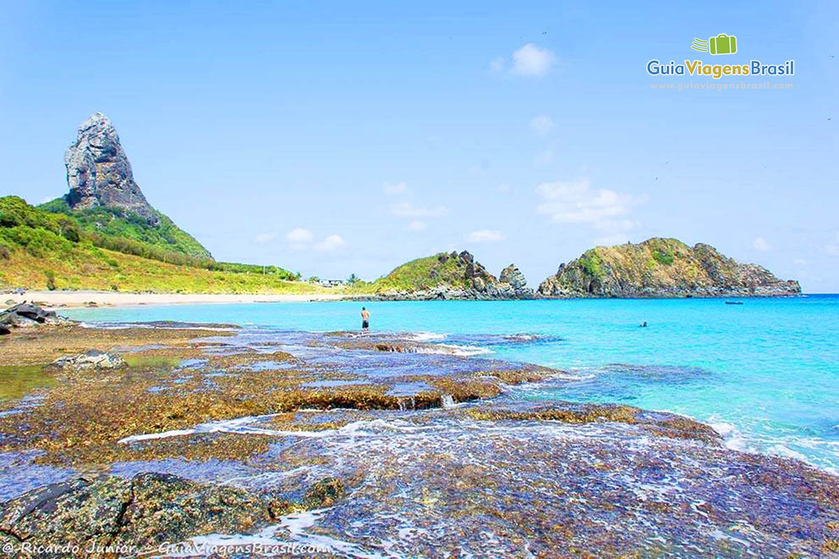 Imagem das águas vindo sobre as pedras, paisagem realmente muito linda, apenas muito cuidado para não cair, na Praia do Cachorro, em Fernando de Noronha, Pernambuco, Brasil.