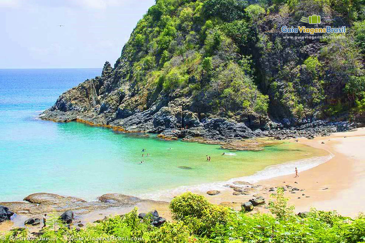 Imagem do alto da Praia do Cachorro, em Fernando de Noronha, Pernambuco, Brasil.