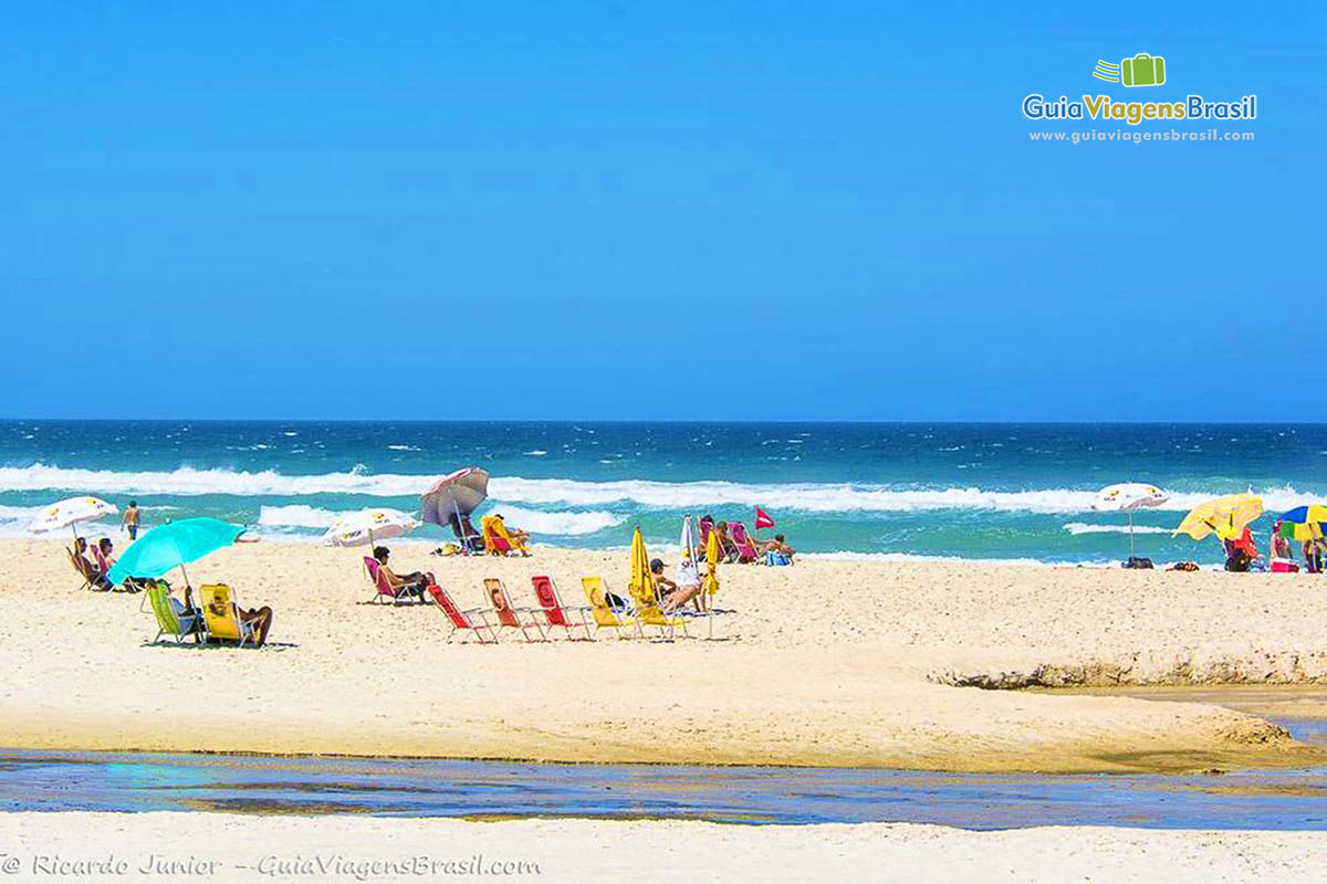 Imagem de lindíssima Praia do Campeche, em Florianópolis.