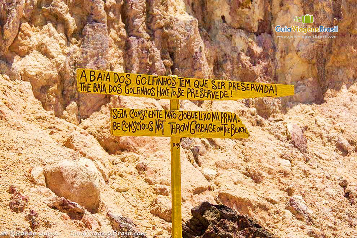 Placa de aviso aos visitantes para preservação da Praia do Curral pois trata-se de uma baía de golfinhos.