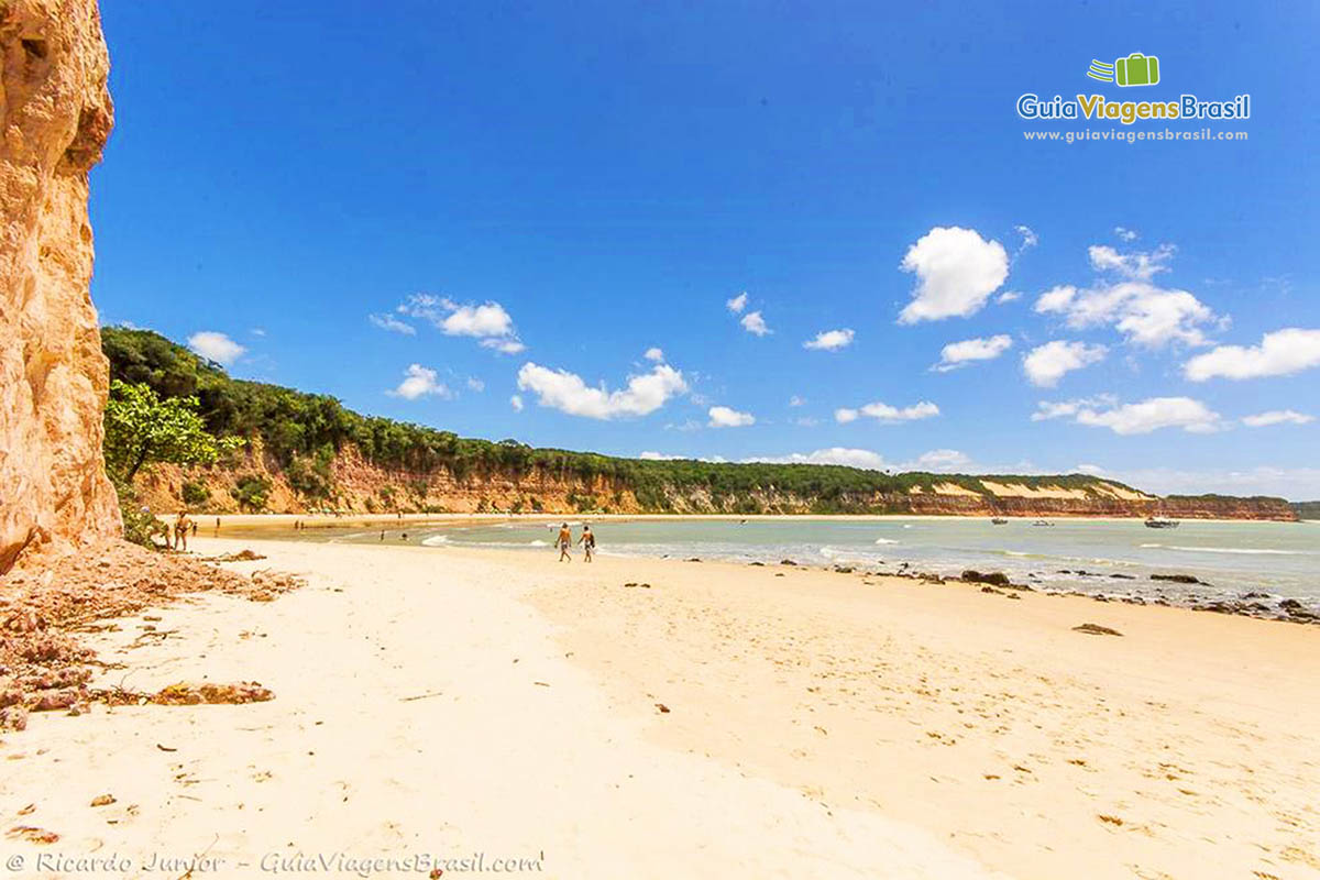 Imagem da imensa Praia do Curral, em Natal.