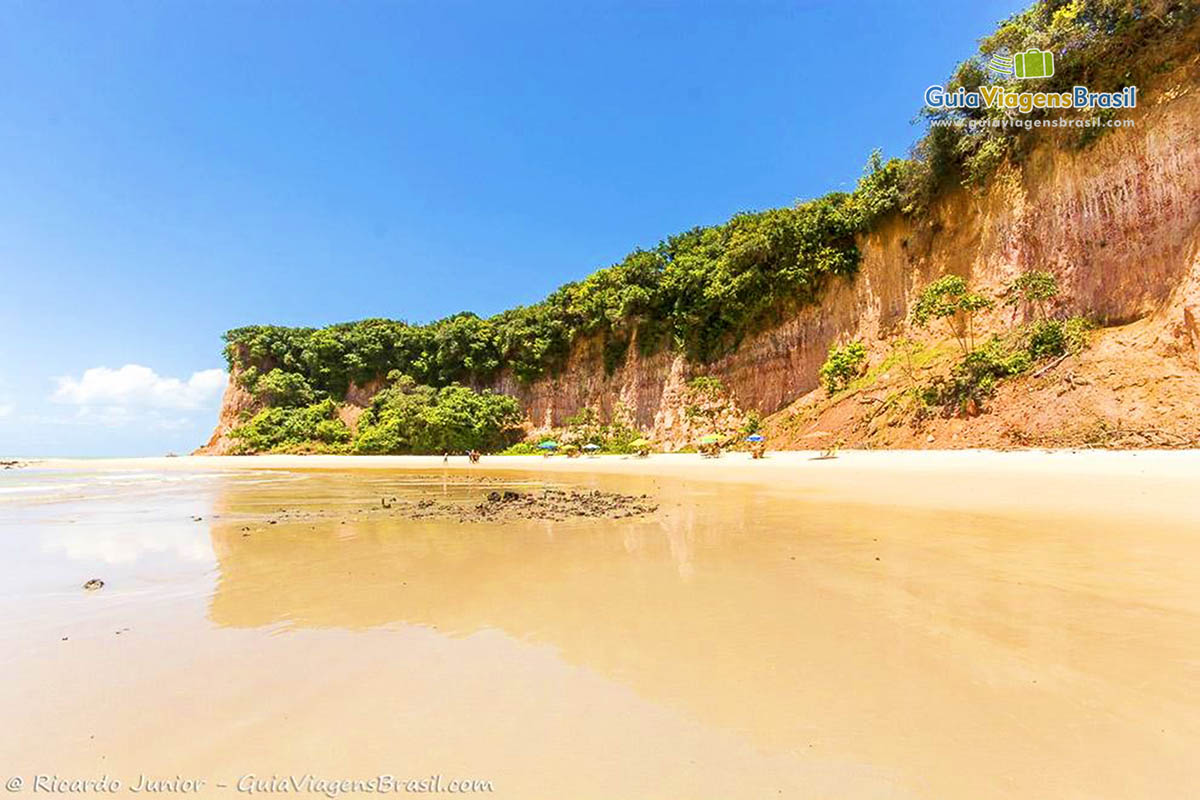 Imagem da Praia do Curral (Baía dos Golfinhos), águas translúcidas.