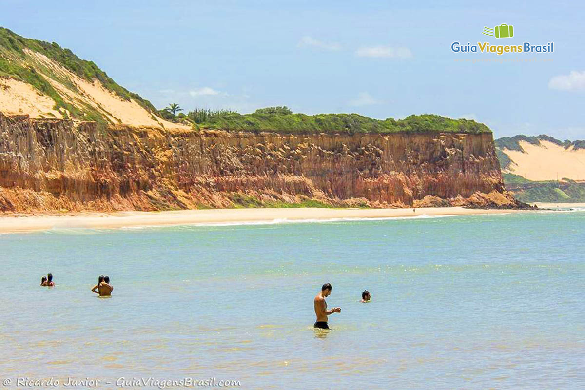 Imagem de pessoas no mar da Praia do Curral.